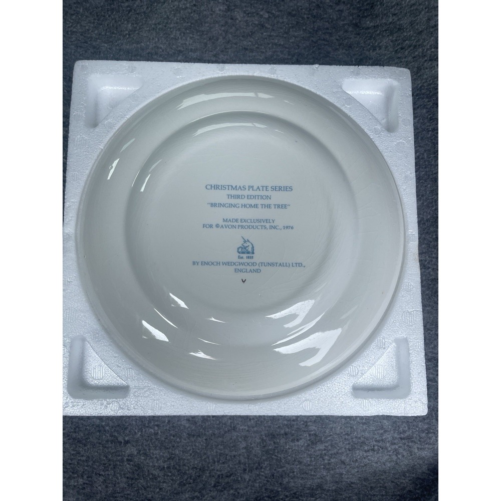 Vintage Avon Christmas Plate Bringing Home the Tree. Original Box 1976 8 7/8" - Picture 2 of 6